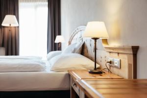 Łóżko lub łóżka w pokoju w obiekcie Kristallhotel Corona-Krone