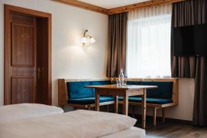 Łóżko lub łóżka w pokoju w obiekcie Kristallhotel Corona-Krone
