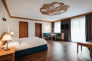 Łóżko lub łóżka w pokoju w obiekcie Kristallhotel Corona-Krone