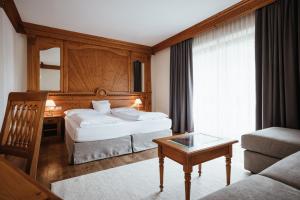 Łóżko lub łóżka w pokoju w obiekcie Kristallhotel Corona-Krone