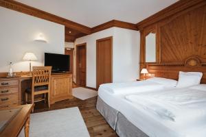 Łóżko lub łóżka w pokoju w obiekcie Kristallhotel Corona-Krone