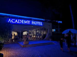 un bâtiment avec un panneau indiquant l'hôtel universitaire dans l'établissement Academy Hotel, à Vénus