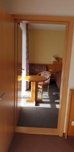 um quarto com uma mesa e um quarto com uma cama em 2 Zimmer Mitterdorf em Philippsreut