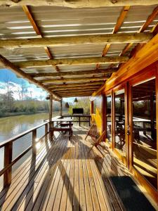 una cubierta de madera de un barco en un río en Eco Cabaña Río en Tigre