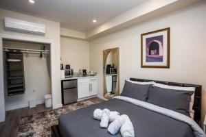 sypialnia z dużym łóżkiem z ręcznikami w obiekcie Awesome Balboa Park View with Huge Balcony in SD w mieście San Diego