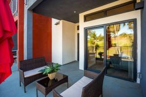 Posezení v ubytování Awesome Balboa Park View with Huge Balcony in SD