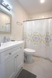 Un baño con inodoro y cortina de ducha. en Awesome Balboa and Downtown View with Cozy Patio, en San Diego 24 fotos más