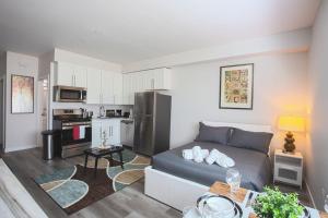 Kuchyň nebo kuchyňský kout v ubytování Lovely Studio w Full Kitchen in Heart of San Diego + 30 fotografií