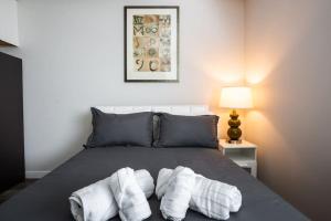 1 dormitorio con 1 cama con 2 toallas en Lovely Studio w Full Kitchen in Heart of San Diego en San Diego