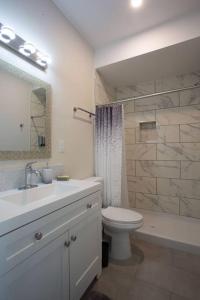 Koupelna v ubytování Luxurious Design One Bedroom Apt near Balboa Park