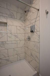 Koupelna v ubytování Luxurious Design One Bedroom Apt near Balboa Park + 25 fotografií