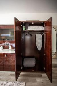 un armario de madera con lavabo en una habitación en Luxurious Studio in Heart of San Diego w Cali King en San Diego