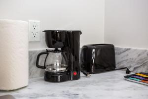 Příslušenství pro přípravu čaje a kávy v ubytování Luxurious Studio in Heart of San Diego w Cali King