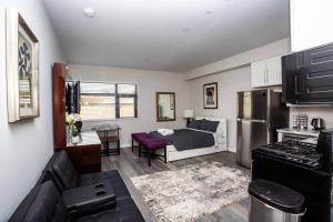 サンディエゴにある2 Bedroom, 2 Bathroom Detached Apt Max 7 Sleepersの小さなリビングルーム(ベッド1台付)、キッチンが備わります。