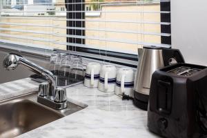 サンディエゴにある2 Bedroom, 2 Bathroom Detached Apt Max 7 Sleepersの- キッチンカウンター(シンク、カウンタートップ、飲料用グラス付) +43枚の写真