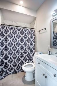 Koupelna v ubytování Downtown View 4 Sleepers Studio- Great for Getaway