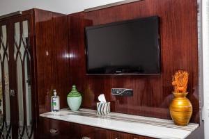 A television and/or entertainment centre at Downtown View 4 Sleepers Studio- Great for Getaway