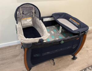 un siège de voiture pour bébé dans une valise sur le sol dans l'établissement Spacious 500 sqft Studio with Balboa Park View, à San Diego