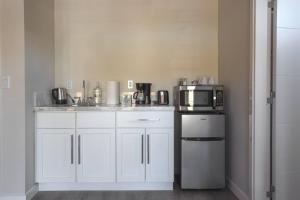 Kuchyň nebo kuchyňský kout v ubytování Spacious Studio with Incredible Balboa Park View