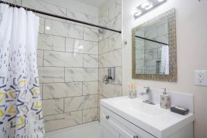 Koupelna v ubytování Spacious Studio with Incredible Balboa Park View + 28 fotografií