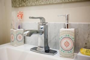 - un lavabo avec un robinet et un porte-brosse à dents dans l'établissement Steps to Balboa Park- Brand New Apt - Cozy Studio, à San Diego 29 autres photos