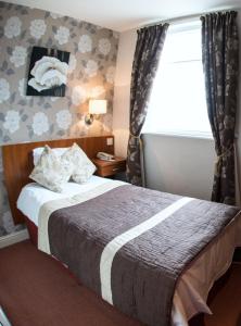 Postel nebo postele na pokoji v ubytování Thomas James Hotel
