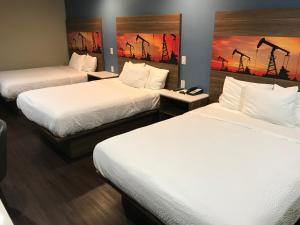 Katil atau katil-katil dalam bilik di Hyland Motel Brea