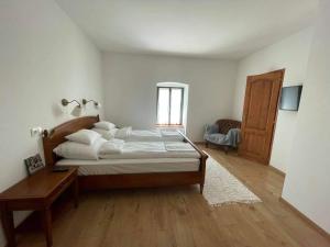 Ένα ή περισσότερα κρεβάτια σε δωμάτιο στο Somló Kolonics Kúria