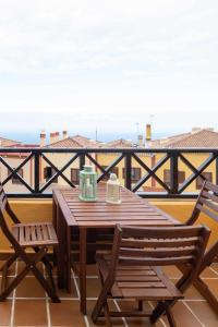 - Balcón con mesa de madera y 2 sillas en Apartamento la grajita en Breña Baja