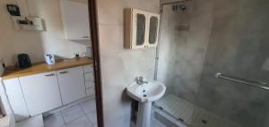 Bilik mandi di Private Bachelor Apartment 1 +17 gambar