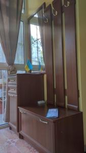 PANORAMI Apart Hostel in Lviv في إلفيف: خزانة خشبية كبيرة في غرفة مع نافذة