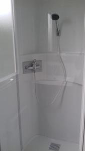 een douche met een kraan in de badkamer bij Les Charmettes - SIBLU in Les Mathes