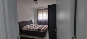 1 dormitorio con cama y ventana en Mario apartment en Strumica