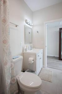 Vannituba majutusasutuses Modern, Luxurious and Prime location All in One