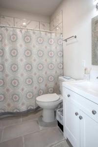 Vannituba majutusasutuses Modern, Luxurious and Prime location All in One