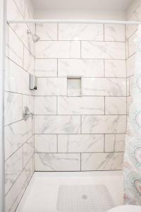 Vannituba majutusasutuses Modern, Luxurious and Prime location All in One