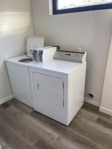 uma máquina de lavar roupa com uma caixa em cima em Modern, Luxurious and Prime location All in One em San Diego