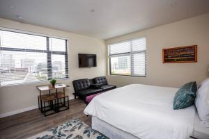 Postel nebo postele na pokoji v ubytování Premier Location with Great Scenic Downtown View