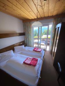 Postel nebo postele na pokoji v ubytování Appartement Latschen - Ferienhaus