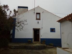a white and blue building with a door at Casas Altas Obidos - AL in Sobral