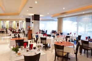 A restaurant or other place to eat at Cathrin Hotel