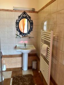 ein Bad mit einem Waschbecken und einem Spiegel in der Unterkunft Lambach Villa in Mürzzuschlag