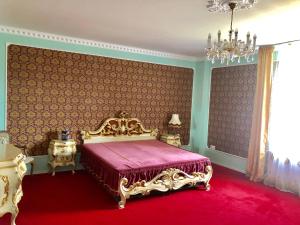 米爾茲楚施拉格的住宿－Lambach Villa，一间卧室配有一张带紫色床罩的床