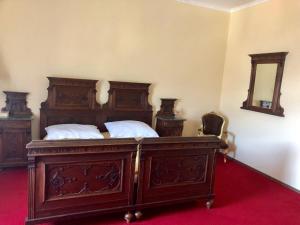 um quarto com uma cama de madeira e 2 almofadas brancas em Lambach Villa em Mürzzuschlag