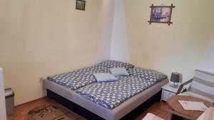 1 cama en una habitación con 2 almohadas en Domček pre rodinku a priateľov, en Bešeňová