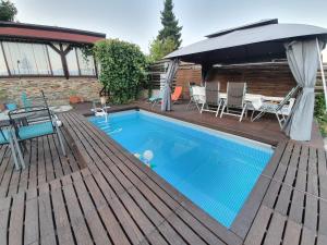 - une piscine sur une terrasse en bois avec un parasol dans l'établissement Apartment Casa Sarajevo, à Sarajevo