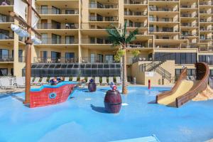 une grande piscine avec une aire de jeux dans un complexe dans l'établissement Phoenix 5 Unit 1006, à Orange Beach