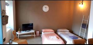Televízia a/alebo spoločenská miestnosť v ubytovaní Barlume B&B