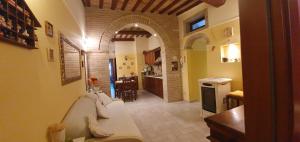 a living room with a couch and a kitchen at B&B SERENA in Perugia