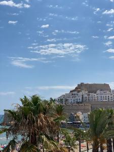 vistas a una playa con edificios y palmeras en Apartamento En calma, en Peñíscola